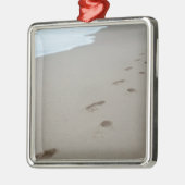 Fußabdrücke an einem weißen Strand in Mosambik Ornament Aus Metall (Links)