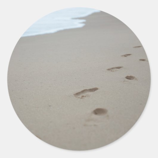 Fußabdrücke an einem weißen Strand in Mosambik Runder Aufkleber (Vorderseite)