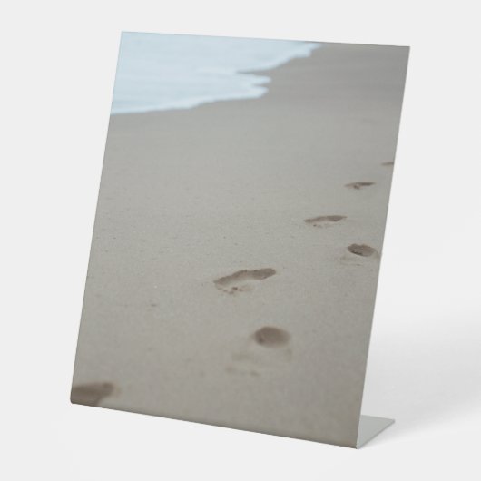 Fußabdrücke an einem weißen Strand in Mosambik Sockelschild (Vorderseite)