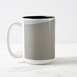 Fußabdrücke an einem weißen Strand in Mosambik Zweifarbige Tasse