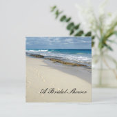 Fußabdrücke auf der Brautdusche am Strand Einladung (Stehend Vorderseite)