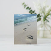 Fußabdrücke auf der Sand-Postkarte Postkarte (Stehend Vorderseite)