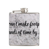 Fußabdrücke auf der Sandflasche Flachmann (Vorderseite)