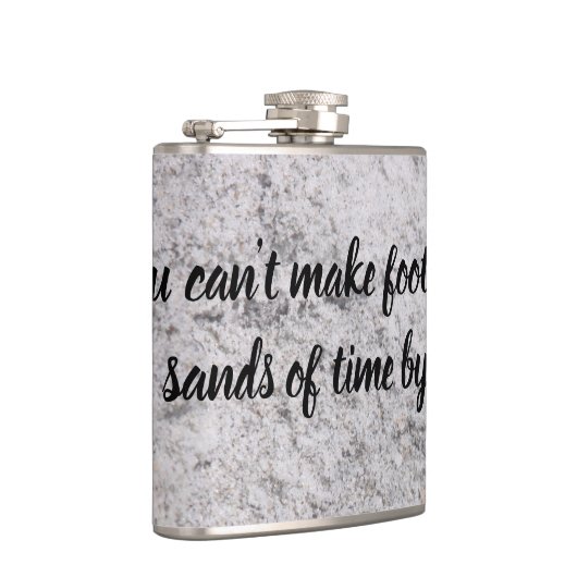 Fußabdrücke auf der Sandflasche Flachmann (Rechts)