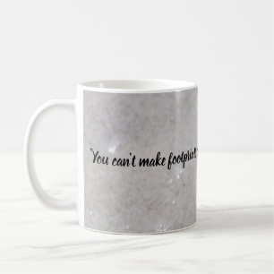 Fußabdrücke Auf der Tasse des Sandes