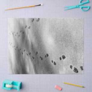 Fußabdrücke aus dem Schneeballpapier Seidenpapier