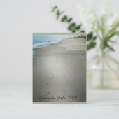 Fußabdrücke entlang der Wasserkante der Postkarte (Stehend Vorderseite)