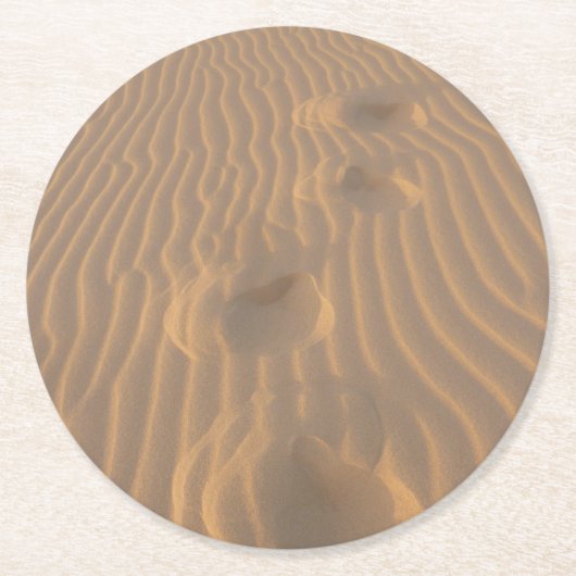 Fußabdrücke im Sandstrand von Dunes Beach Runder Pappuntersetzer (Vorderseite)