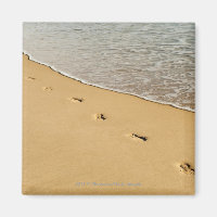 Fußabdrücke in Sand mit Wave