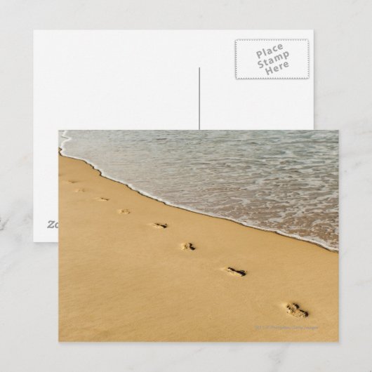 Fußabdrücke in Sand mit Wave Postkarte (Vorne/Hinten)