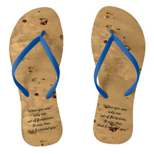 Fußabdrücke in Sandflößen Badesandalen