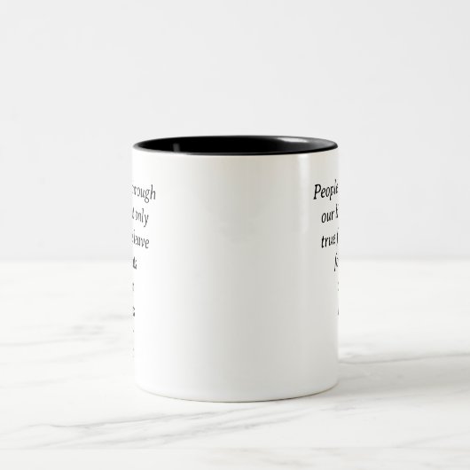 Fußabdrücke über unser Herz Zweifarbige Tasse (Mittel)