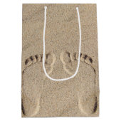 Fußabdrücke von Sand Birthday Mittlere Geschenktüte (Rückseite)