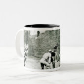 Fußball an der Wand bei Eton Zweifarbige Tasse (Vorderseite Links)