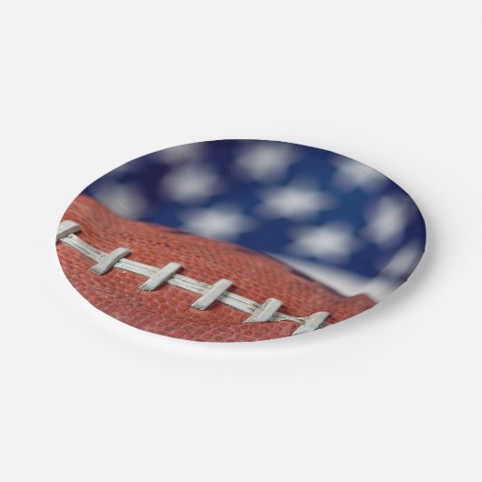 Fußball auf Fahne Pappteller (Schrägansicht)
