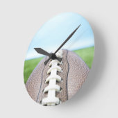 Fußball auf Gras 2 Runde Wanduhr (Winkel)