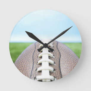 Fußball auf Gras 2 Runde Wanduhr