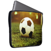 Fußball auf Gras Laptopschutzhülle (Vorne Rechts)