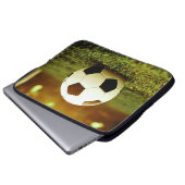 Fußball auf Gras Laptopschutzhülle (Vorne Knopf)