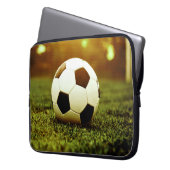 Fußball auf Gras Laptopschutzhülle (Vorderseite Links)