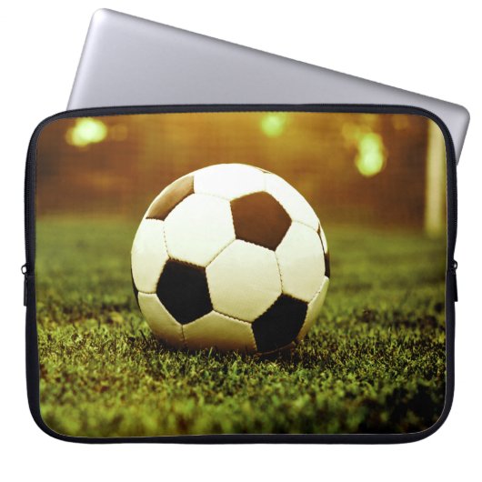 Fußball auf Gras Laptopschutzhülle (Vorderseite)