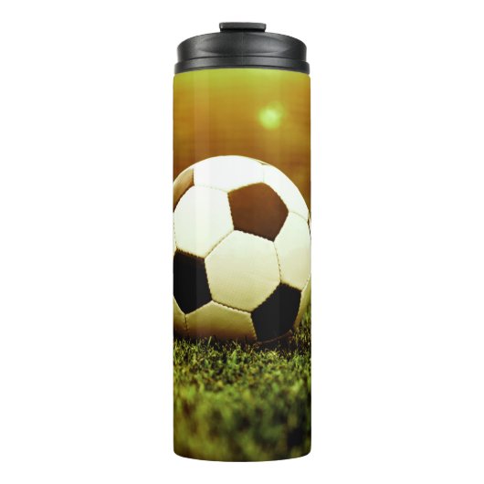 Fußball auf Gras Thermosbecher (Vorderseite)