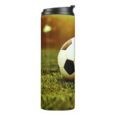 Fußball auf Gras Thermosbecher (Nach links gedreht)