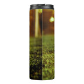 Fußball auf Gras Thermosbecher (Rückseite)