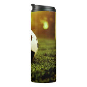 Fußball auf Gras Thermosbecher (Nach rechts gedreht)