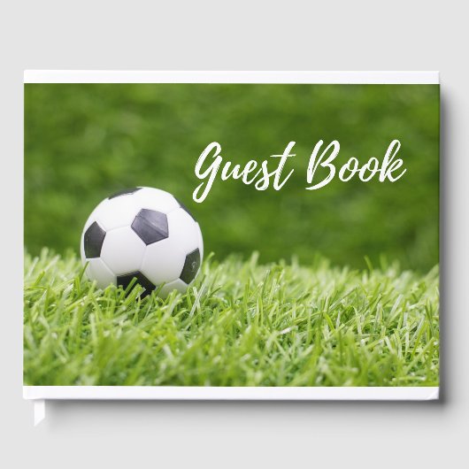 Fußball auf grünem Gras Gästebuch (Vorderseite)