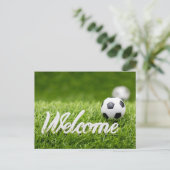 Fußball auf grünem Gras mit Begrüßungszeichen Postkarte (Stehend Vorderseite)