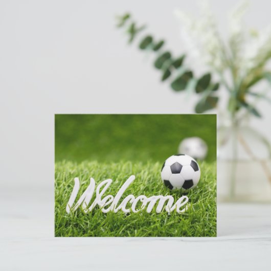 Fußball auf grünem Gras mit Begrüßungszeichen Postkarte (Stehend Vorderseite)