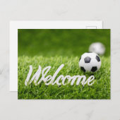 Fußball auf grünem Gras mit Begrüßungszeichen Postkarte (Vorne/Hinten)