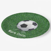 Fußball auf grünem Gras Pappteller (Schrägansicht)