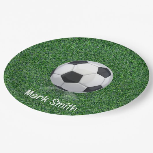 Fußball auf grünem Gras Pappteller (Schrägansicht)