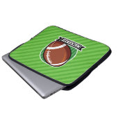 Fußball auf grünen Streifen Laptopschutzhülle (Vorne Knopf)