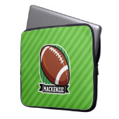 Fußball auf grünen Streifen Laptopschutzhülle (Vorderseite Links)