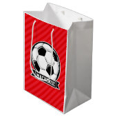 Fußball auf roten Diagonalstreifen Mittlere Geschenktüte (Vorderseite Schrägansicht)