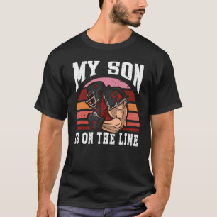 Fußball-Ausrüstung Helm Mein Sohn ist auf der Lini T-Shirt