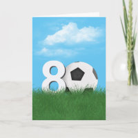 Fußball-Ball am 80. Geburtstag in grüner Gras
