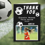 Fußball Ball Black Sports Coach Dankeskarte<br><div class="desc">Fußball Ball Black Sports Danke Coach Card. Fußball danke Ihnen Coach-Karte mit Foto,  danke Text,  Coach-Name,  Mannschaftsname,  Jahr,  Ihr Name und Fußball-Bälle. Foto Dankeschön Karte - fügen Sie Ihr Foto zur Vorlage. Personalisieren Sie die Karte mit Namen und Text. Vielen Dank für die Karte für die Fußballmannschaft Coach!</div>