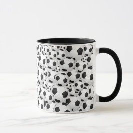Fußball-Ball ganz über Tasse