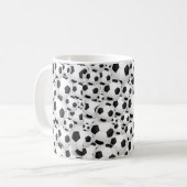 Fußball-Ball ganz über Tasse (Vorderseite Links)