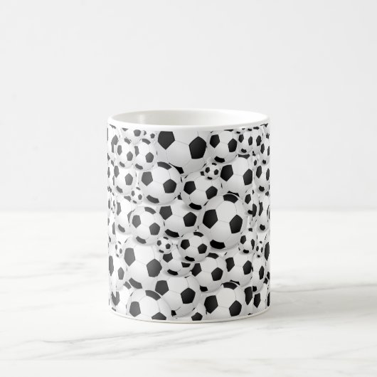 Fußball-Ball ganz über Tasse (Mittel)