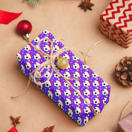 Fußball-Ball mit Hut und Schneeflocken des Weihnac Geschenkpapier