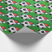 Fußball-Ball-Weihnachtsmannmütze auf Grün Geschenkpapier (Ecke)