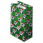 Fußball-Ball-Weihnachtsmannmütze auf Grün Kleine Geschenktüte (Rückseite Schrägansicht)