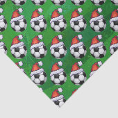 Fußball-Ball-Weihnachtsmannmütze auf Grün Seidenpapier (Ausschnitt)