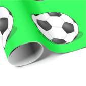Fußball-Bälle im grünen Hintergrund Geschenkpapier (Rolleneckpunkt)