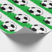 Fußball-Bälle in Gras-Muster-Umhüllungspapier Geschenkpapier (Ecke)